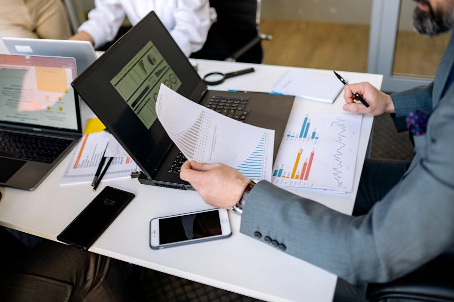 Dashboard s analytickými daty a grafy výkonnosti firmy.