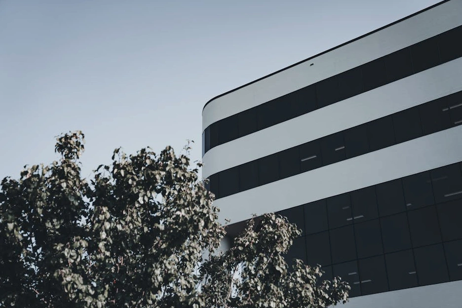 Moderní kancelářská budova symbolizující stabilitu a růst.